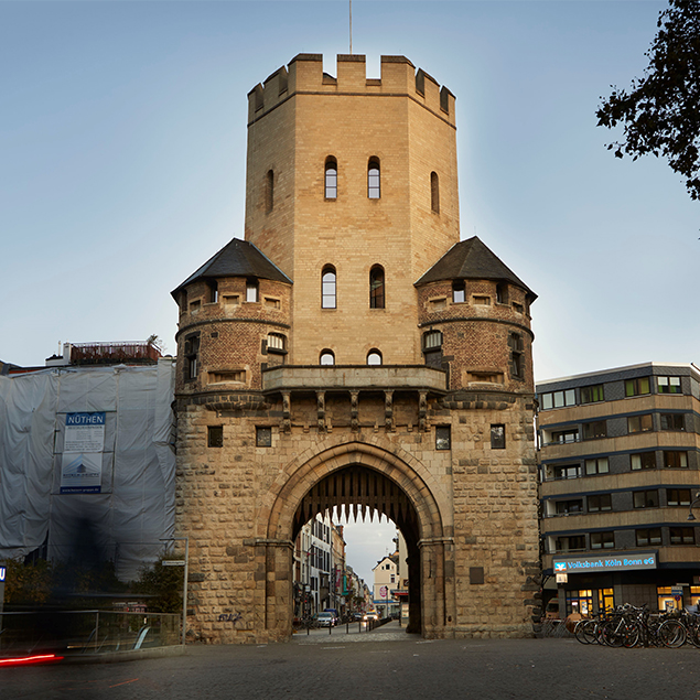 Chlodwigplatz, Severinstorburg in Köln-Altstadt Süd.