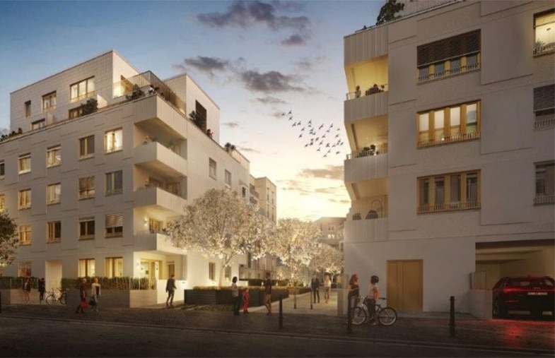 Abendliche Szene mit zwei modernen Häusern in einer Straße. Himmel mit Vögeln in der Dämmerung und Menschen auf der Straße. Attraktive Wohnungen.